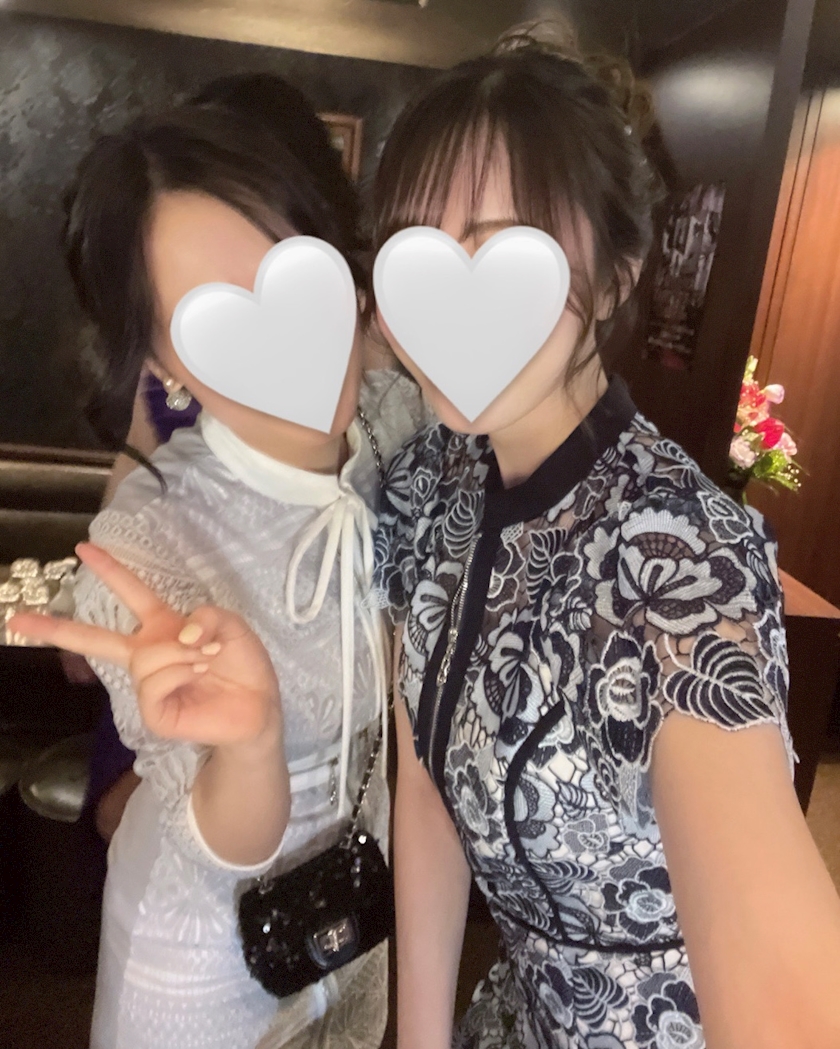 👩🏻‍❤️‍👩🏻🫶🏻