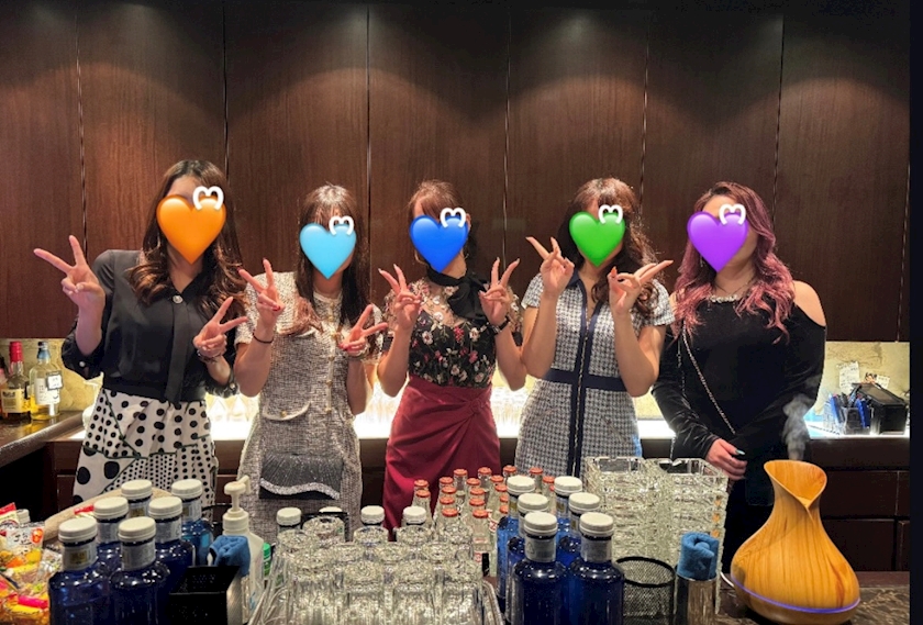 👧🏻&lrm;🙌🏻